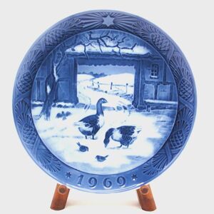 Royal Copenhagen 1969 Christmas Plate In The Old Farmyard Geese Denmark Blue